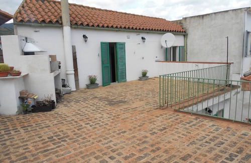 San Priamo House | Detached house with courtyard and terrace, near the sea. Ideal for families.