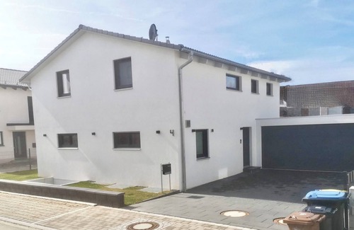 Dachau District House | Detached house with home theater