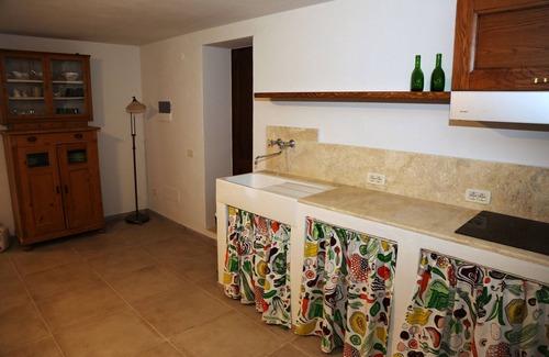 Castellina in Chianti Villa | Detached villa with swimming pool and pizza oven for groups up to fourteen people.