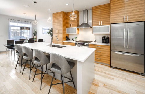 Rosscarrock House | Detached, Luxury, mins to DT & Walking distance to C-train!
