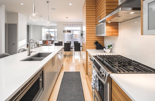 Rosscarrock House | Detached, Luxury, mins to DT & Walking distance to C-train!