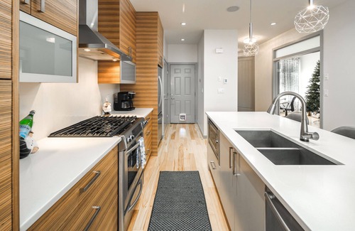 Rosscarrock House | Detached, Luxury, mins to DT & Walking distance to C-train!