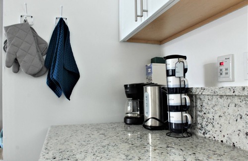 Pacific Palisades Apartment | Detached Modern Studio Guest House Between Santa Monica & Malibu