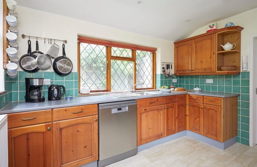 Newport Cottage | Detached Thatched Cottage In The Village Of Carisbrooken4 bedrooms + 3 bathrooms
