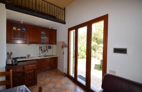Cipressa House | Detached vacation house with garden and roof terrace with sea view in the middle