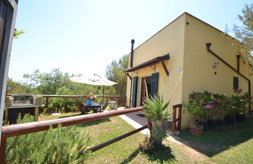 Cipressa House | Detached vacation house with garden and roof terrace with sea view in the middle