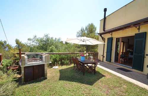 Cipressa House | Detached vacation house with garden and roof terrace with sea view in the middle