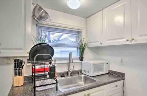 Dearborn Heights House | Detroit Cozy Cottage Dearborn Heights cute, cozy & 20 mins from Downtown Detroit