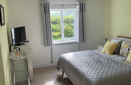 Buckfastleigh Bed & Breakfast | Devon rural country B&B Suite of rooms with guest lounge and bathroom.