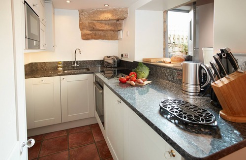 Beeley Apartment | Devonshire Cottage is a luxurious sandstone cottage on the Chatsworth Estate
