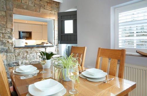 Beeley Apartment | Devonshire Cottage is a luxurious sandstone cottage on the Chatsworth Estate