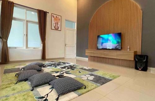 Caringin Villa | Dhanis House 8 Bedroom Villa