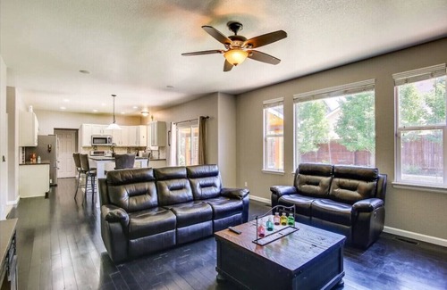 Commerce City House | DIA/Airport retreat I 20 mins to Downtown Denver