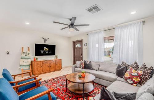 New Papago Parkway House | Diamond Family Retreat-Private Pool-Outdoor Living Room