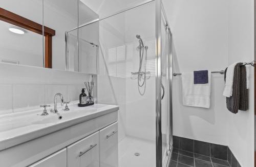 Allanson House | Diamond Lake Escape