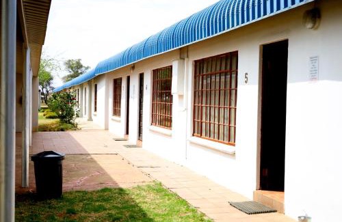 Maquassi Hills House | Die Geel Huis Guesthouse