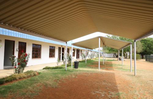 Maquassi Hills House | Die Geel Huis Guesthouse