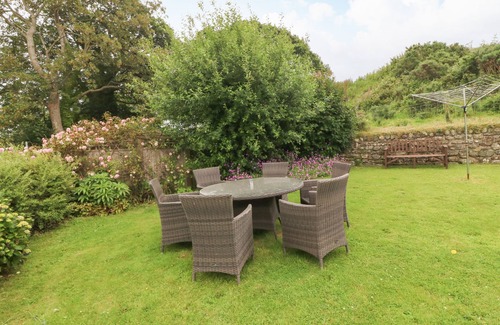 Dinas Cottage | DINAS FARMHOUSE ANNEX, family friendly, with a garden in Caernarfon
