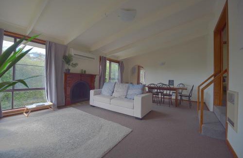 Sandy Bay Villa | DingDing upst-airs yellow House Free parking