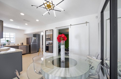Miami Gardens House | Dior Gorgeous Waterfront Villa, Infinity Pool & Hot Tub, Poker & Cinema rooms