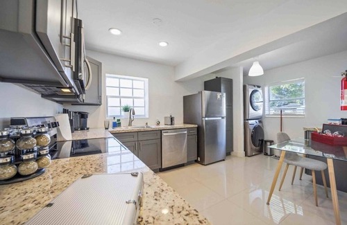 Miami Gardens House | Dior Gorgeous Waterfront Villa, Infinity Pool & Hot Tub, Poker & Cinema rooms