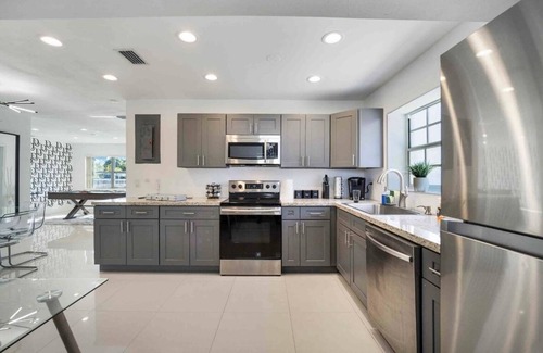 Miami Gardens House | Dior Gorgeous Waterfront Villa, Infinity Pool & Hot Tub, Poker & Cinema rooms