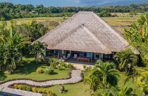 Umeanyar Villa | Direct beachfront 4BR/BR villa in tropical garden. Villa chef, villa pool, WiFi