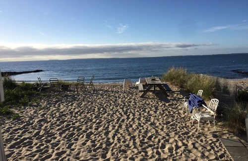 New England Cottage | Direct LI sound waterfront cottage, one level living in Hawks Nest Beach