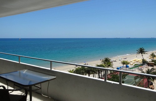 Galt Mile Condo | DIRECT OCEAN FRONT 2 BEDROOMS/2BATH HUGE BALCONY OVERLOOKS POOL, TIKI BAR, BEACH