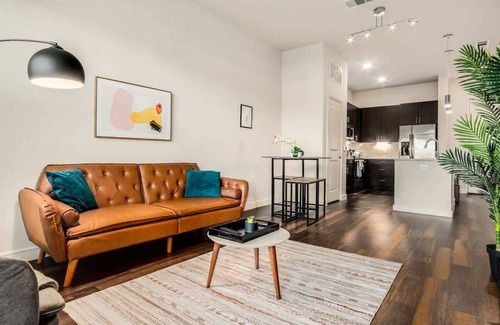 Richardson Apartment | Direct Trail Access! Parking, Pool, Gym 01