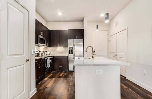 Richardson Apartment | Direct Trail Access! Parking, Pool, Gym 01