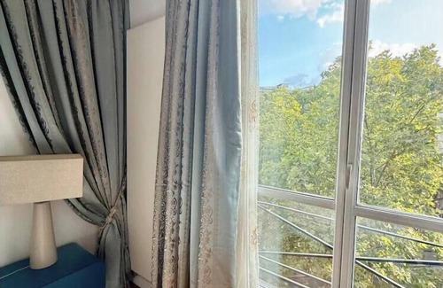 Saint-Victor Apartment | DIRECT VIEWS OF NOTRE DAME, OVERLOOKING THE SEINE AT QUAI DE LA TOURNELLE