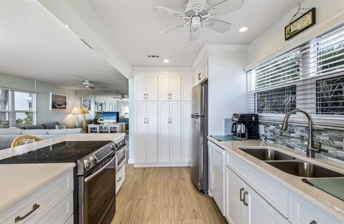 Englewood Condo | DIRECTLY ON PRIVATE BEACH! AMAZING PANORAMIC GULF VIEWS! MODERN, COZY CONDO.