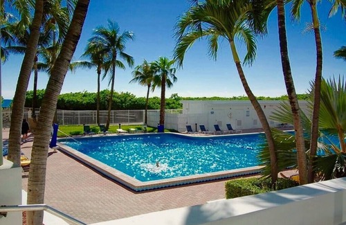 Mid Beach Condo | Directly on the Beach – Pool & Ocean View