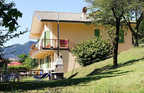 Idro Apartment | Directly on the lake on the second floor and with a garden on the first floor