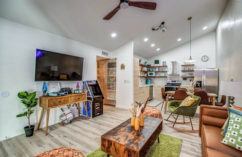 Mesa Grande House | *DISCO DEN*/All New Funky 70s Pad w/Hot Tub!