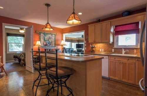 Selwyn Cottage | Discounted rates at spacious Kawartha cottage.