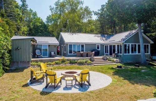 Selwyn Cottage | Discounted rates at spacious Kawartha cottage.