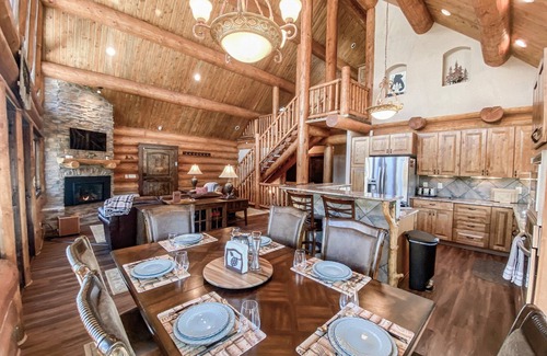 Valley of the Sun Cabin | Discounts! Epic Views, Spectacular Custom Log Cabin w/Hot Tub, Fireplace - Moose Tracks Cabin