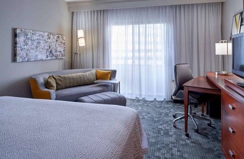Indianapolis Hotel | Discover Arts & Culture in a Vibrant Setting! Enjoy Indoor Pool! Pets Allowed!