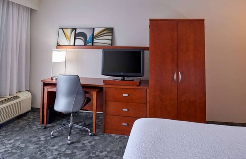 Indianapolis Hotel | Discover Arts & Culture in a Vibrant Setting! Enjoy Indoor Pool! Pets Allowed!