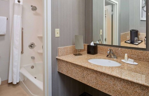 Indianapolis Hotel | Discover Arts & Culture in a Vibrant Setting! Enjoy Indoor Pool! Pets Allowed!