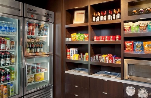Home Park Hotel | Discover Atlanta Botanical Garden! Pets Allowed, Swimming Pool, Parking!