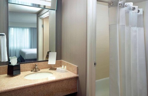 Home Park Hotel | Discover Georgia Aquarium! 2 Spacious Units, Seasonal Outdoor Pool, Pets Allowed