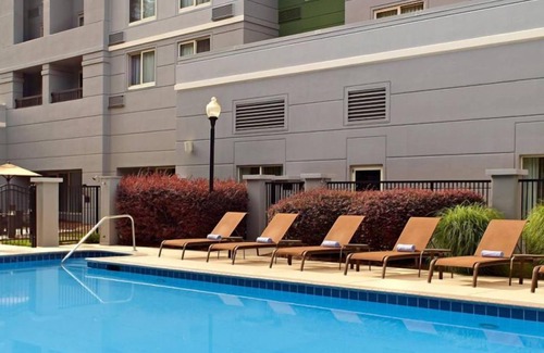Home Park Hotel | Discover Georgia Aquarium! 2 Spacious Units, Seasonal Outdoor Pool, Pets Allowed