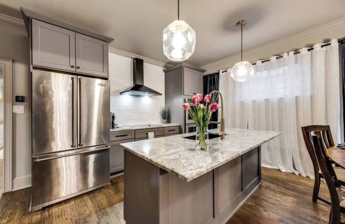 Old East Dallas Condo | Discover Munger’s historic charm in this luxury 3-bedroom, 3-bath condo for up to 7 guests. Each bedroom offers a private ensuite, luxury linens, and Sleep 8 Technology. Enjoy a chef’s kitchen with high-end appliances & spacious living areas.