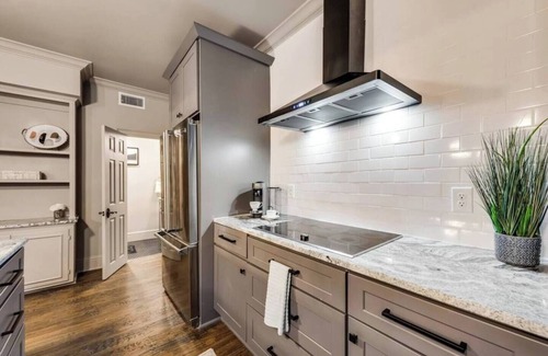 Old East Dallas Condo | Discover Munger’s historic charm in this luxury 3-bedroom, 3-bath condo for up to 7 guests. Each bedroom offers a private ensuite, luxury linens, and Sleep 8 Technology. Enjoy a chef’s kitchen with high-end appliances & spacious living areas.