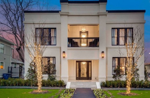 Old East Dallas Condo | Discover Munger’s historic charm in this luxury 3-bedroom, 3-bath condo for up to 7 guests. Each bedroom offers a private ensuite, luxury linens, and Sleep 8 Technology. Enjoy a chef’s kitchen with high-end appliances & spacious living areas.