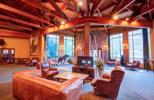 Mount Charleston Hotel | Discover Nature’s Beauty – Free Parking, Pet-Friendly, and All-Season Fun