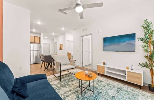 Bay Lake Apartment | Disney Getaway King Bed Pet Friendly Amenities